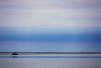 Fischerboot im Kontrast zur Natur