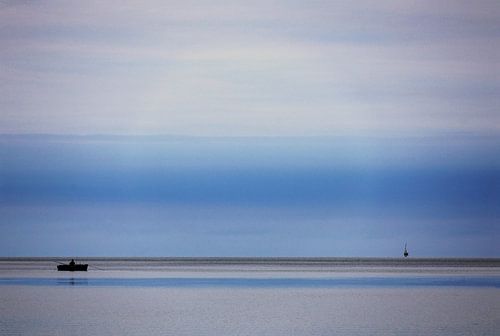 Vissersboot in contrast met de natuur