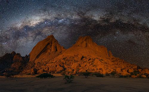 Spitskoppe met melkweg in Namibië, Afrika