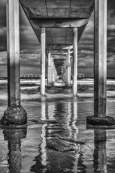 Monochrome d'une jetée sur la plage de l'océan par Joseph S Giacalone Photography