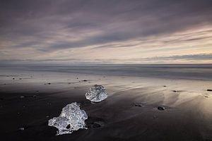 Diamanten op Diamond Beach in IJsland van Paul Weekers Fotografie