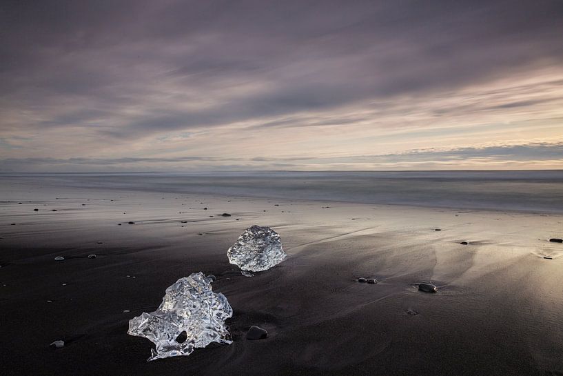 Diamonds on Diamond Beach in Iceland by Paul Weekers Fotografie