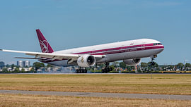 Eine Boeing 777-300 der Qatar Airways in Retro-Lackierung. von Jaap van den Berg