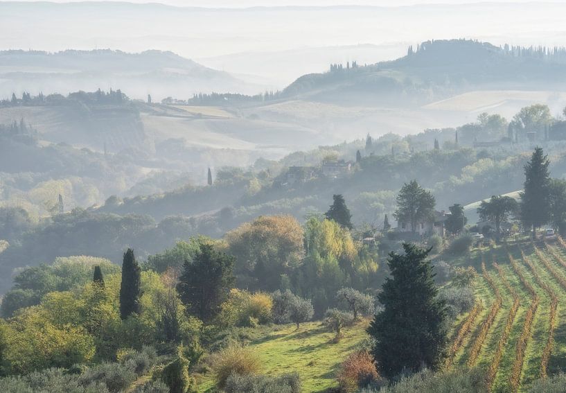 Nevel landschap Toscane van Marcel van Balken