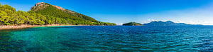 Schöner Panoramablick auf die Strandbucht Platja de Formentor