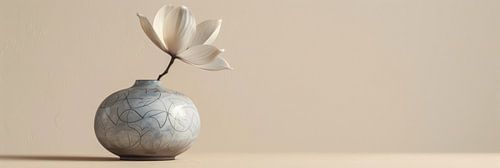 Rustig stilleven vaas met bloem in beige panorama