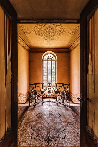 Cage d'escalier spacieuse