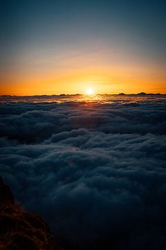 Zonsopkomst boven de wolken op het eiland Madeira van Sven van Rooijen