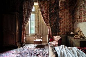 Verlassenes Schlafzimmer im Verfall.