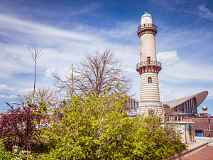 Leuchtturm im Zentrum von Warnemünde an der Ostsee