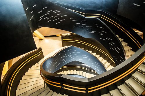 de draaitrap in de centrale bibliotheek van Helsinki van Eric van Nieuwland