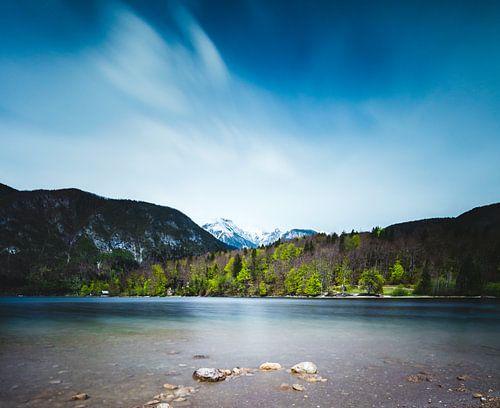 Het meer van Bohinj met de Alpen in Slovenië