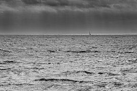 Ein Boot. Ein Lichtstreifen. Alles andere: Sturm. von Alle de Vries