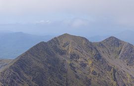 Blick von Carrauntoohil auf Carrantuohill (Irisch-Gälisch: Corrán Tuathail) Irland von Marcel Kerdijk