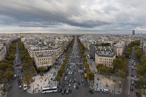 De Champs Elysées vanaf de Arc de Triomphe in Parijs