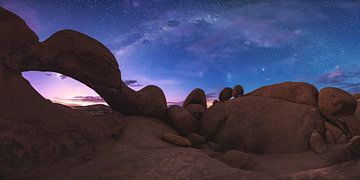 Namibie Voie lactée au-dessus d'une arche rocheuse Panorama