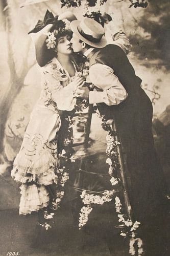 Carte postale vintage datant de 1903 représentant un couple d'amoureux.