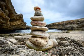 L'équilibre dans la nature : la splendeur silencieuse de l'empilement des pierres à Seta Boka sur Patrick Stolwijk