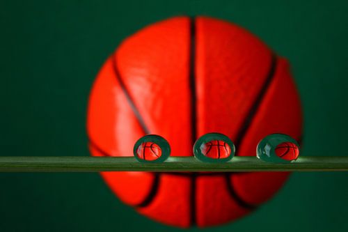 Play the game, basketbal in waterdruppels