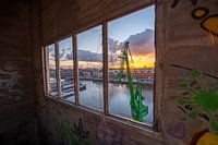 Une centrale à béton au coucher du soleil