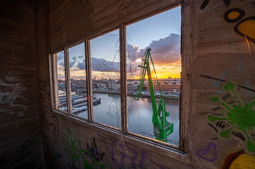 Betoncentrale  bij zonsondergang