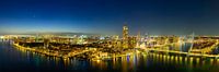 Rotterdam skyline panorama in de avond