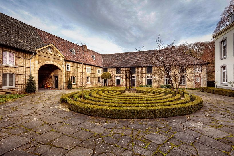 Courtyard estate Goedenraad in Eys by Rob Boon