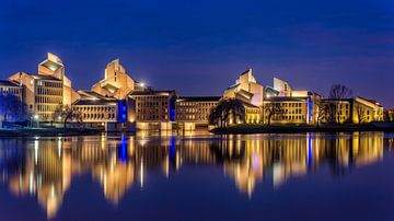 Evening along the river Maas, in Maastricht by Bert Beckers