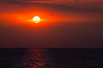 Avondrood, zonsondergang boven zee.