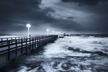 Sturm an der alten Seebrücke von Scharbeutz.