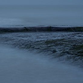 Auflaufende Wellen an einem Wellenbrecher. von Frank Amez (Alstamarisphotography)