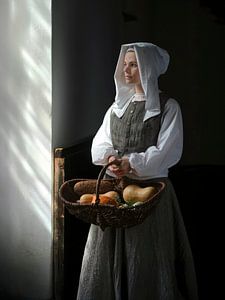 Mädchen mit Gemüse und Brot