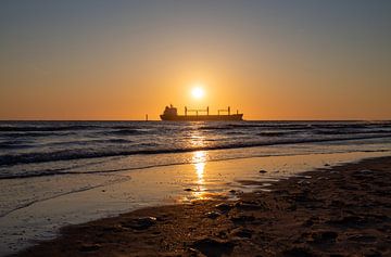 Schip voor de kust van Zoutelande van MSP Canvas