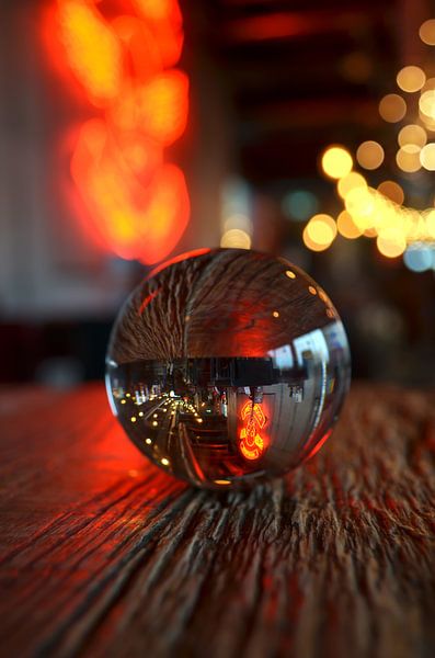 Glitzernde Bar-Magie: Glaskugel im Bokeh-Lichtermeer von Zwergls Lichtermeer