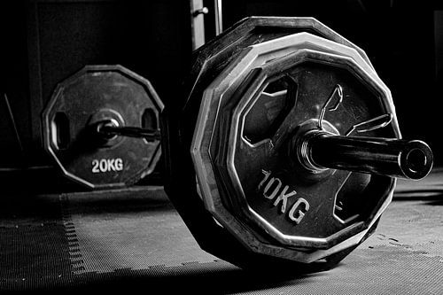 Schwarze und weiße Langhantel