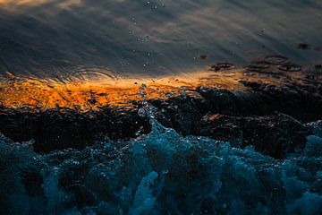 Wave at sunset northern sea van Yuliya Yarmolich