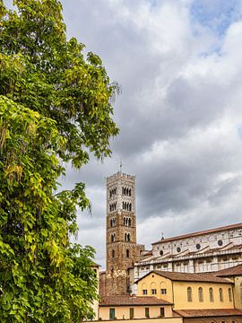 Vue sur la vieille ville de Lucques en Italie sur Rico Ködder