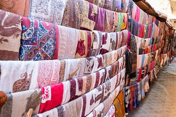 Textiel in alle kleuren en structuren in Petra, Jordanië van CHI's Fotografie