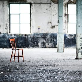 Rode houten stoel in industriele omgeving van René Glas