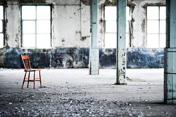 Roter Stuhl im industriellen Umfeld von René Glas