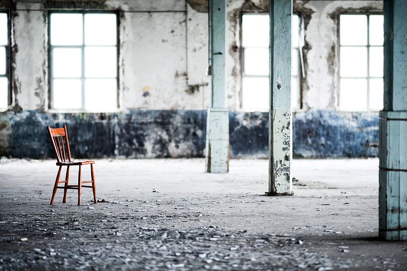 Rode houten stoel in industriele omgeving van René Glas