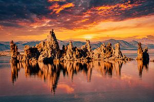 Spiegelung von Tuffgestein im Mono Lake in der Sierra Nevada in Kalifornien Wolken Sonnenuntergang