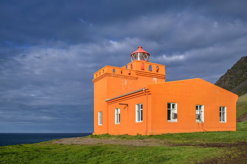 Vuurtoren in noord IJsland van Johan Bergsma