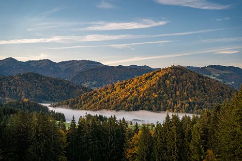 Zonsopgang in de herfst bij Oberstaufen met uitzicht op de Staufen berg
