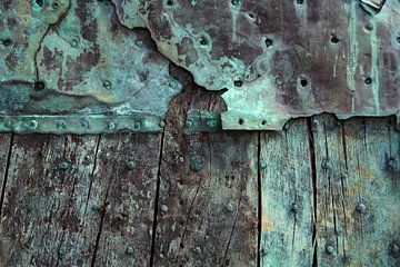 Oxidised copper and weathered wood by MMFoto