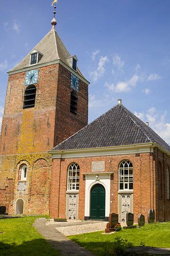 Kerk en toren in het middeleeuwse dorp Uitwierde in Groningen