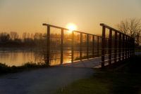 Bruggetje in de avondzon.