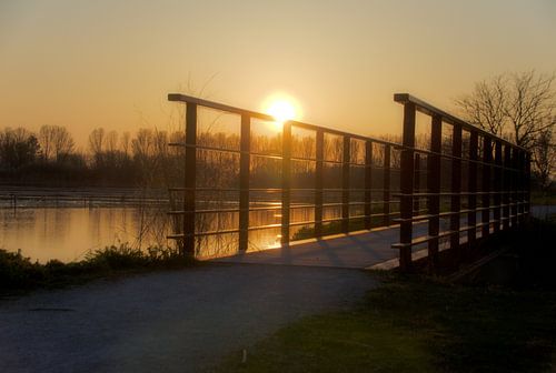 Bruggetje in de avondzon.