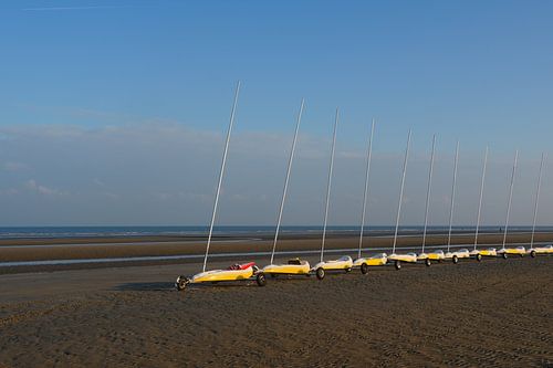 Segelfahrzeuge am Strand