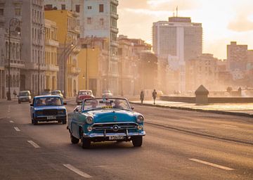 Voitures anciennes et coucher de soleil à La Havane, Cuba sur Teun Janssen